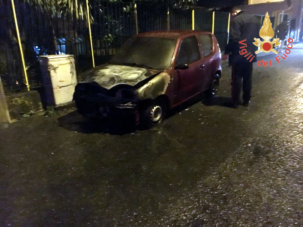 In fiamme auto a Cortale, intervengono vigili del fuoco