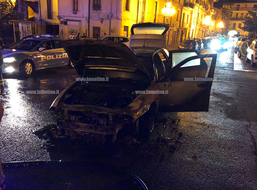 Lamezia: auto in fiamme nella notte in piazza Mercato Vecchio 