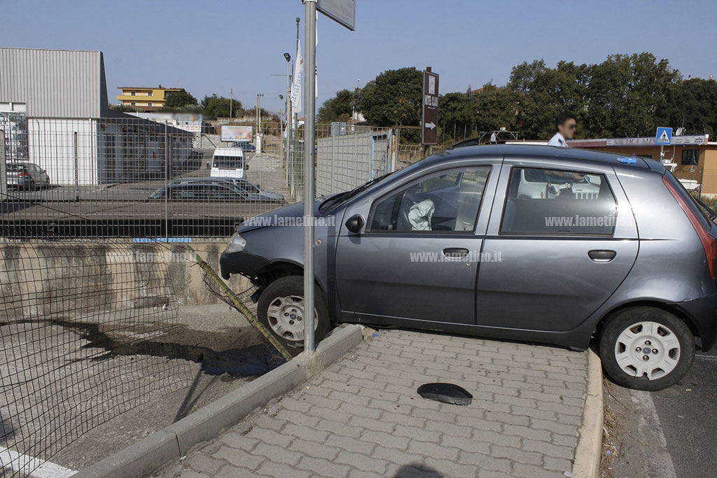 Lamezia: auto finisce fuori strada e sfonda recinzione supermercato in via del Progresso, due feriti