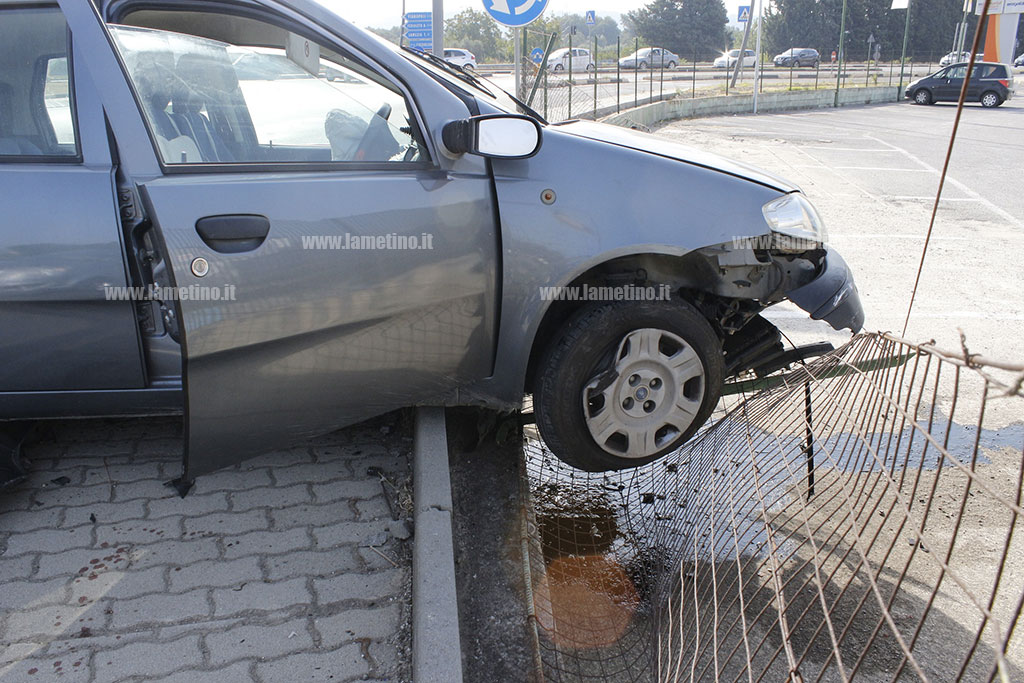 Auto-fuori-strada_conad_2.jpg