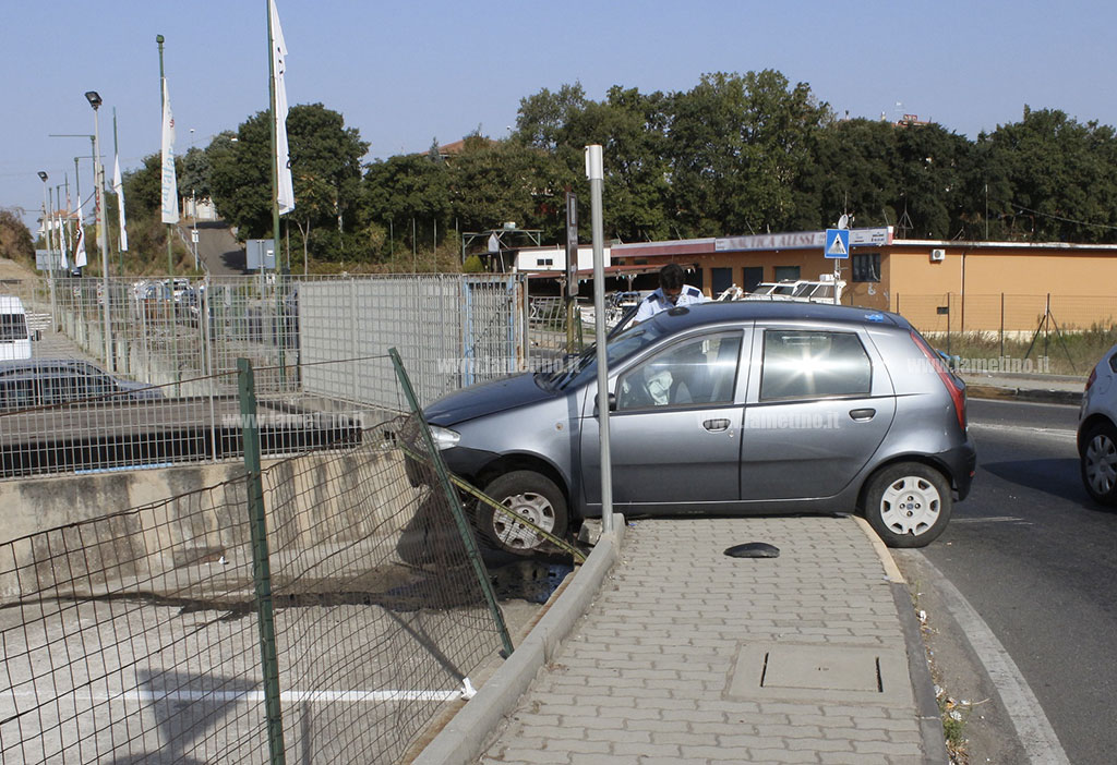 Auto-fuori-strada_conad_4.jpg