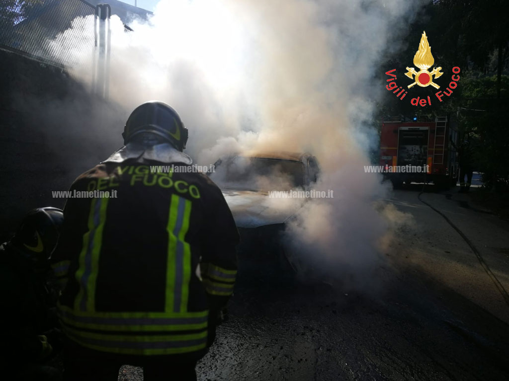Auto-incendiata-2.jpg