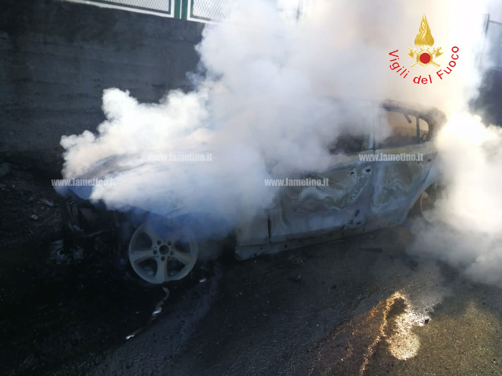 Due auto a fuoco a Stalettì, intervengono vigili del fuoco