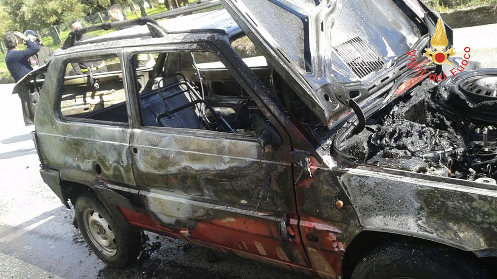 Lamezia: auto in transito vicino Terme Caronte prende fuoco, illeso conducente
