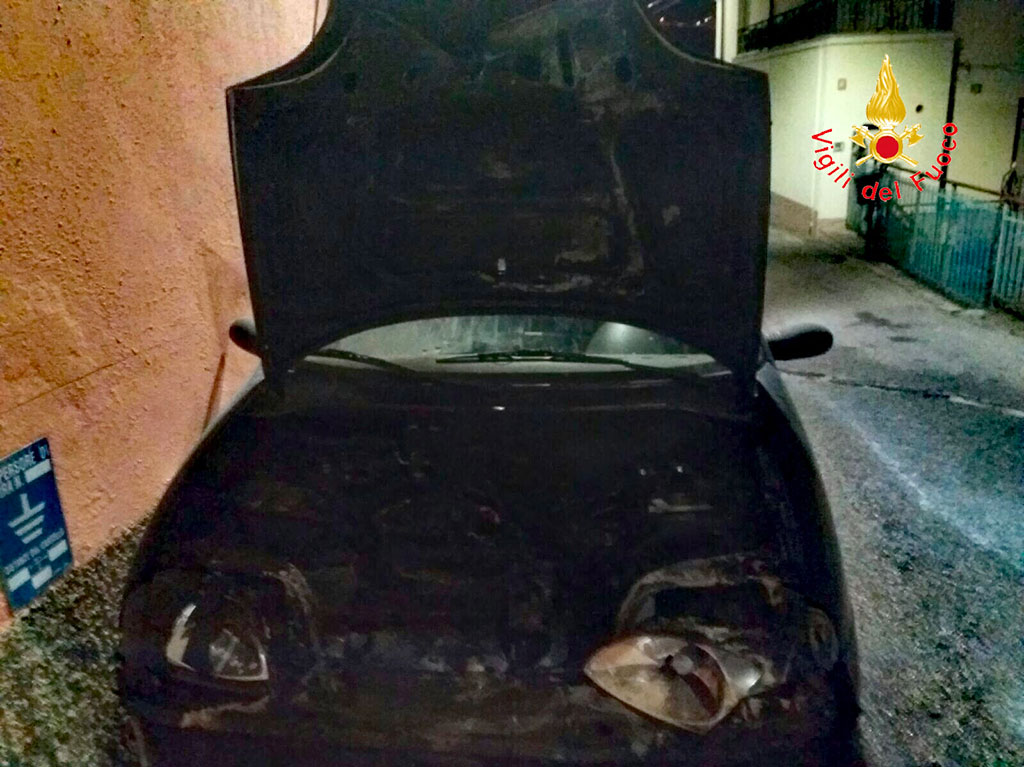 In fiamme nella notte a Catanzaro auto di un ex assessore comunale