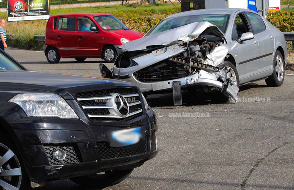 Lamezia: scontro tra due auto nei pressi bivio Palazzo, un ferito lieve
