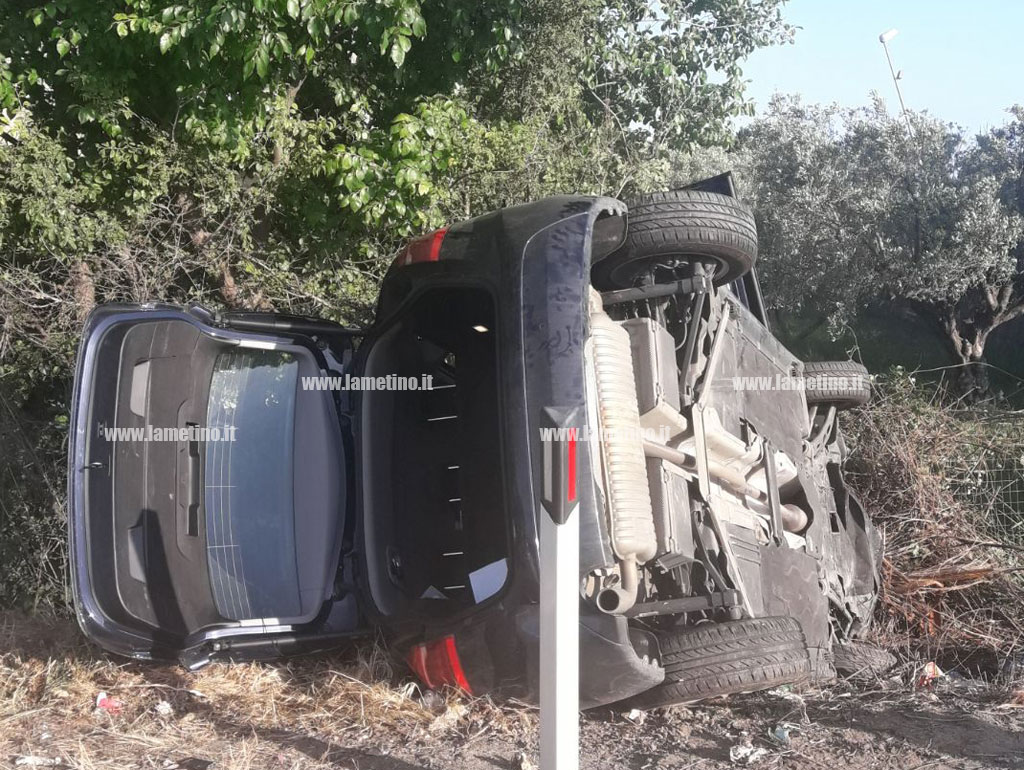 Ennesima vittima sulla SS 106: scontro tra due auto, muore 89enne