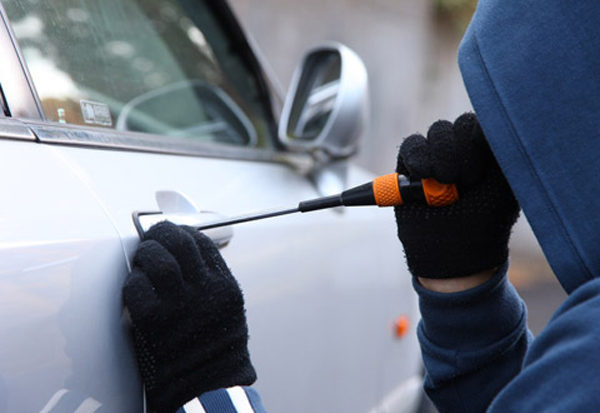 Tentano sfuggire a controllo su auto rubata, bloccati dai carabinieri a San Ferdinando
