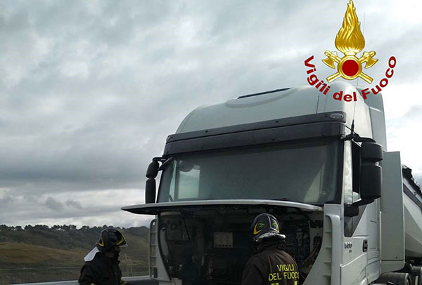 Autocarro in fiamme su A2 fra gli svincoli di Vazzano e Sant’Onofrio
