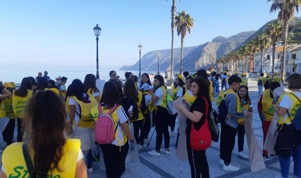 "Puliamo il mondo": centinaia di ragazzi insieme per ripulire le spiagge della Costa Viola
