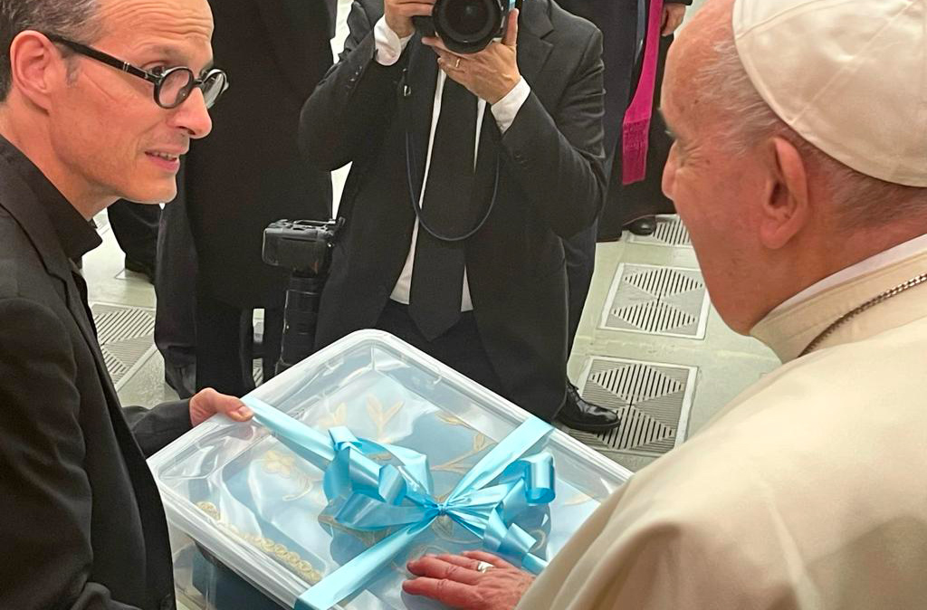 Benedetto dal Papa il Manto della Vergine Maria del Santo Rosario di Accaria