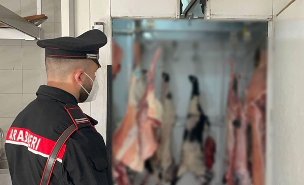 Controlli dei carabinieri per Pasqua: sanzioni, denunce e maxi sequestro di carne in macelleria abusiva nel Reggino