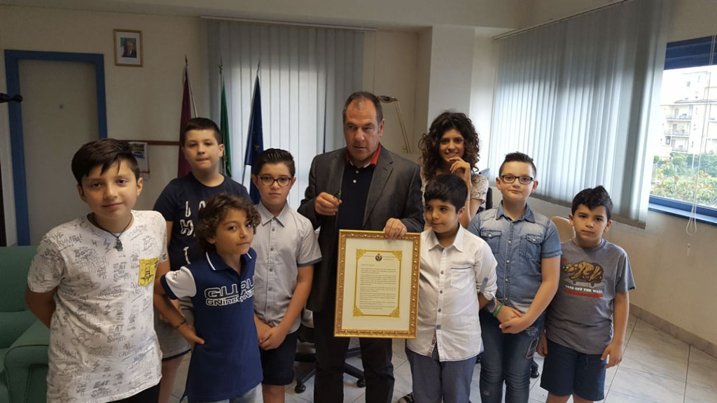 Lamezia, bambini consegnano attestato di riconoscenza a primo dirigente Antonio Borelli 