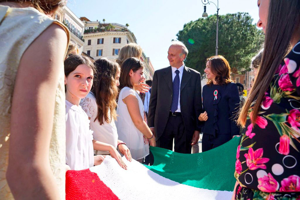 Festa Repubblica: studenti calabresi consegnano bandiera tricolore a Mattarella, con loro anche Ministro Bussetti