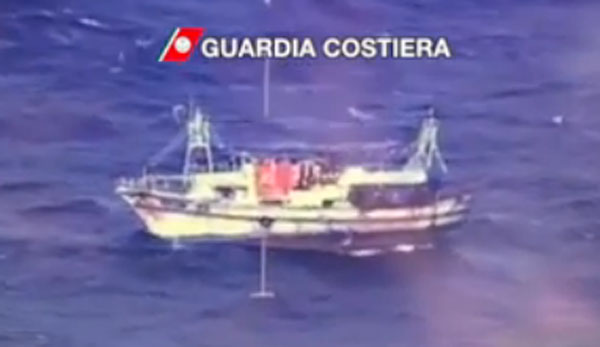 Calabria: Barcone alla deriva, fermato quarto scafista 