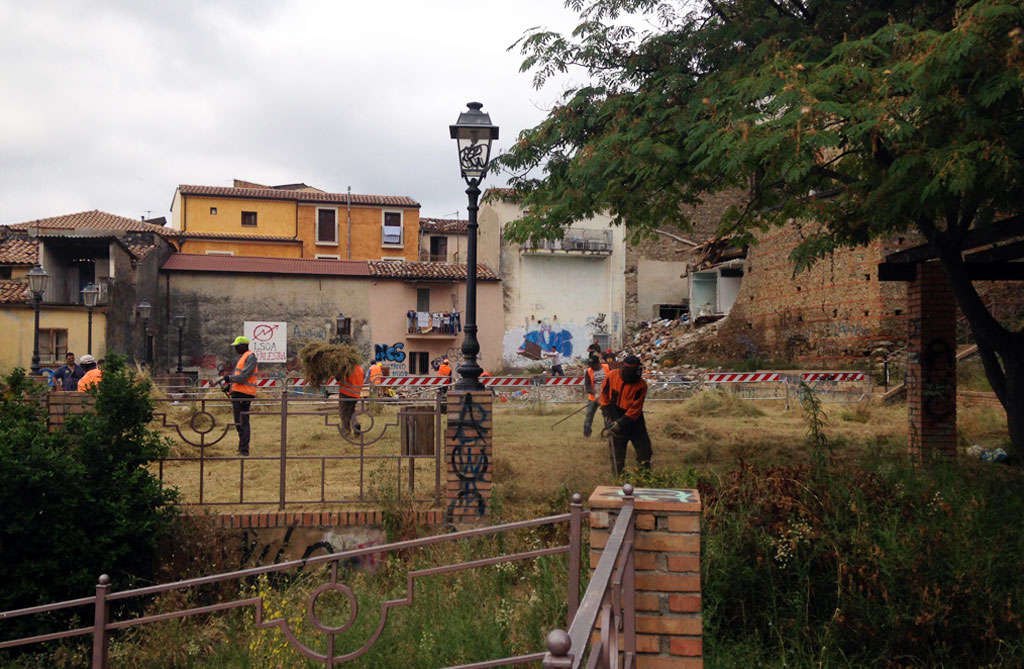 Lamezia: interventi di pulizia in pinetina piazza Garibaldi e villetta via Belvedere