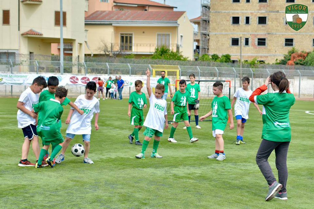 Bimbi-impegnati-nella-partitella.jpg