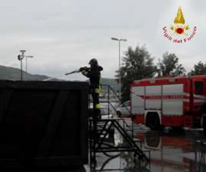 Vigili del fuoco spengono incendio a Porto Bolaro