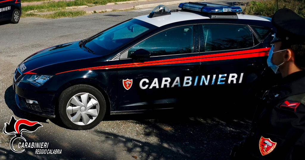 Minaccia sindaco e lancia sassi contro Municipio, arrestata a Bovalino