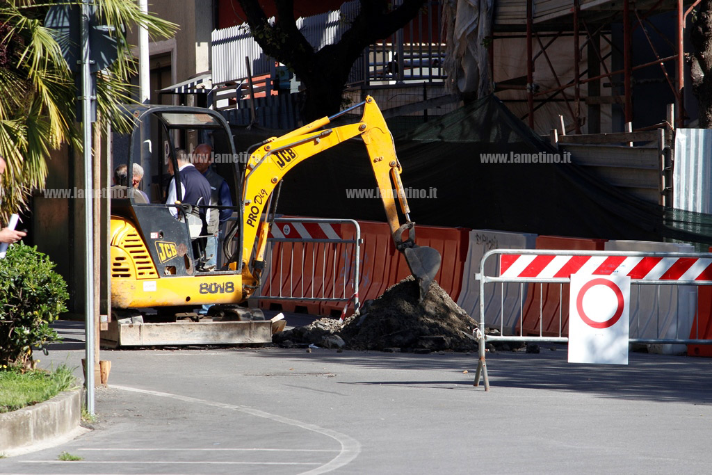 Lamezia: riparato cedimento asfalto nei pressi Piazza della Repubblica, strada ancora chiusa