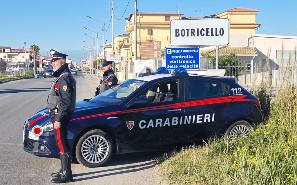 Ferisce nipote con coltello a Botricello, arrestato 62enne
