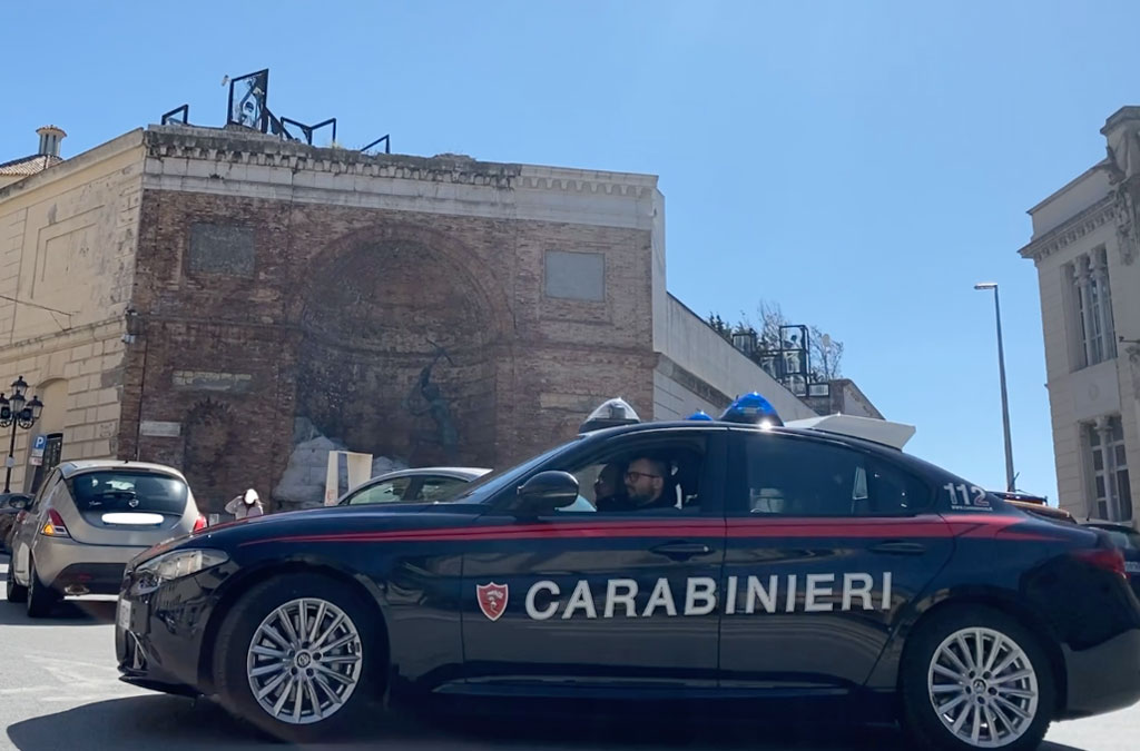 Finisce ai domiciliari dopo aver picchiato minorenne per farla abortire ma evade, arrestato dai carabinieri