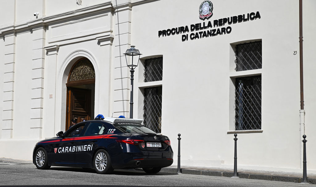 Trovati in auto con profumi e articoli di cancelleria rubati, in tre ai domiciliari a Catanzaro
