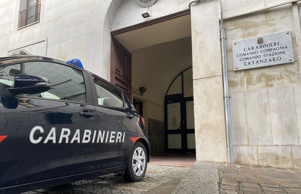 Rubano portafogli e chiedono soldi per riaverlo: arrestati coniugi a Catanzaro