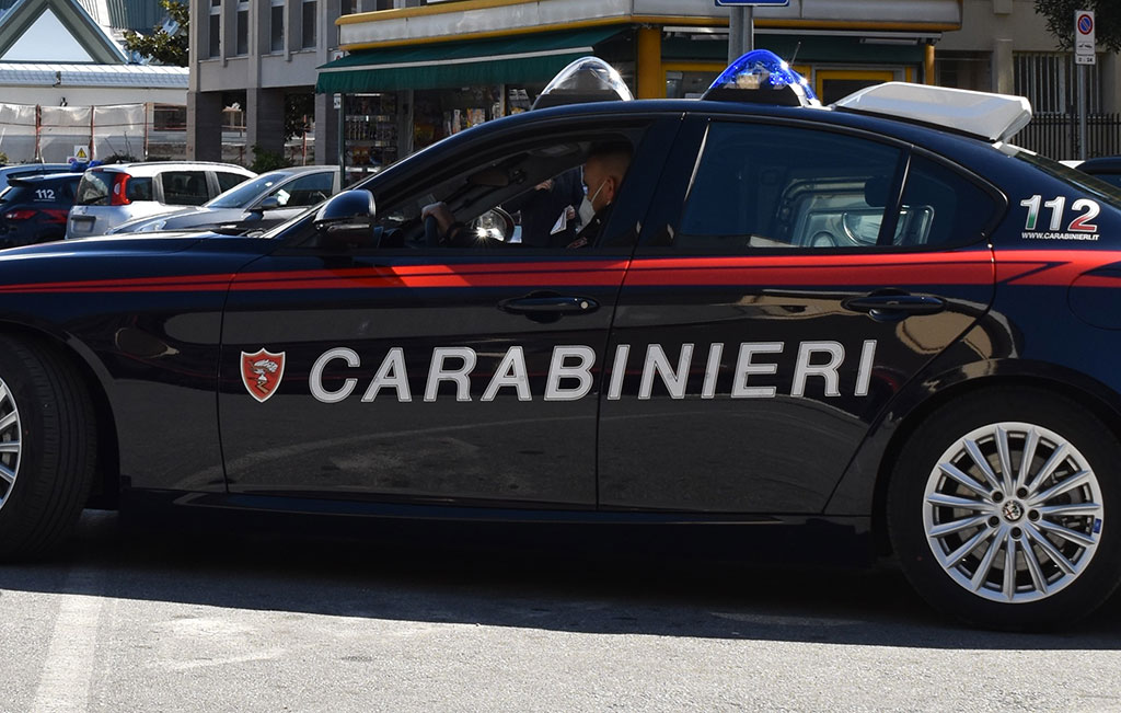 Lamezia, controlli dei carabinieri sul territorio: un arresto per droga e una denuncia per "truffa dello specchietto"