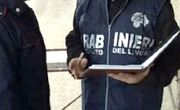 Scoperti 4 lavoratori in nero in supermercato a Catanzaro, sanzionato titolare 