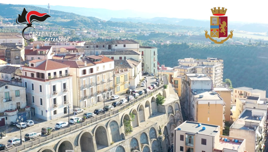 Falsi testamenti per impossessarsi di denaro: 9 arresti tra Catanzaro e Gimigliano, ci sono anche professionisti - Nomi e Video