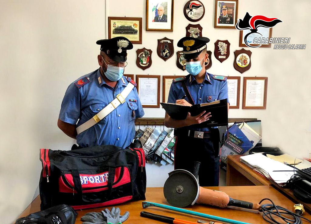Proprietari sono a un matrimonio, ladri svaligiano casa a Palizzi Marina: arrestati dopo fuga sulle montagne