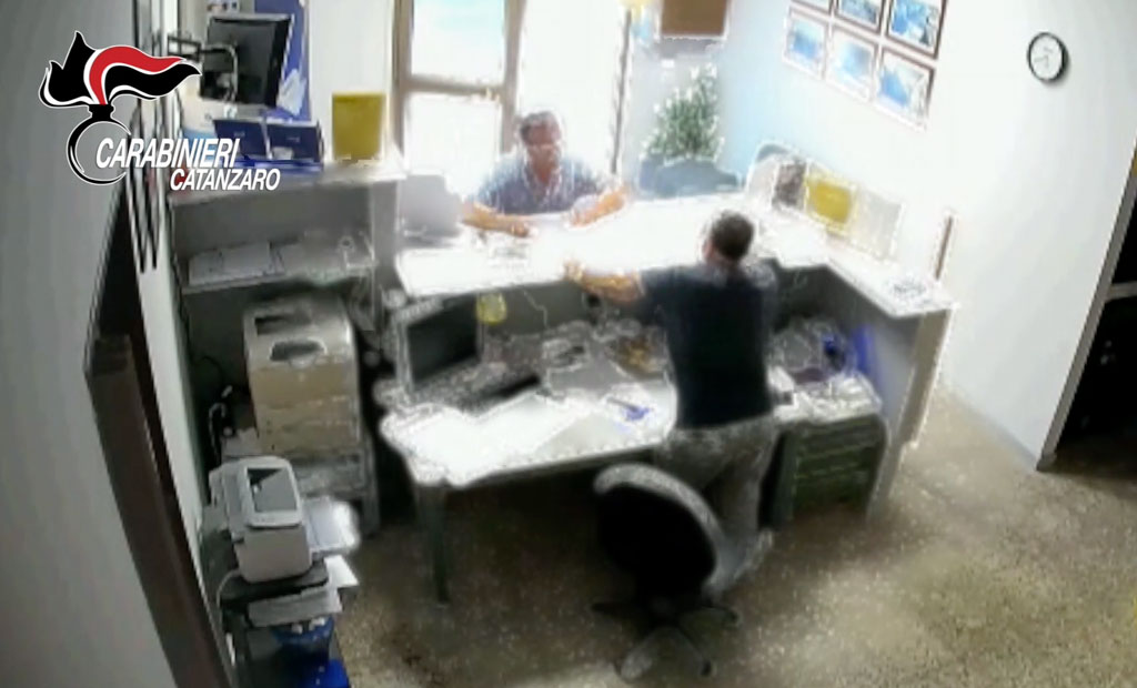 Tre anni di vessazione usuraia ai danni di un assicuratore: arrestato 53enne a Botricello - VIDEO