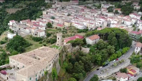 Ritorna il lockdown a Caccuri, sindaco blinda paese dopo caso positivo: "Rimanere in casa, fino a nuove disposizioni"