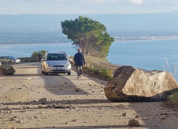 Tragedia sfiorata su strada provinciale nel vibonese, grossi massi cadono da costone