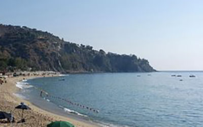 Giovane turista accusa malore in spiaggia a Caminia, soccorsa da vigile del fuoco fuori servizio