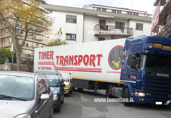 Lamezia: Camion incastrato su via Leonardo da Vinci, traffico parzialmente bloccato 