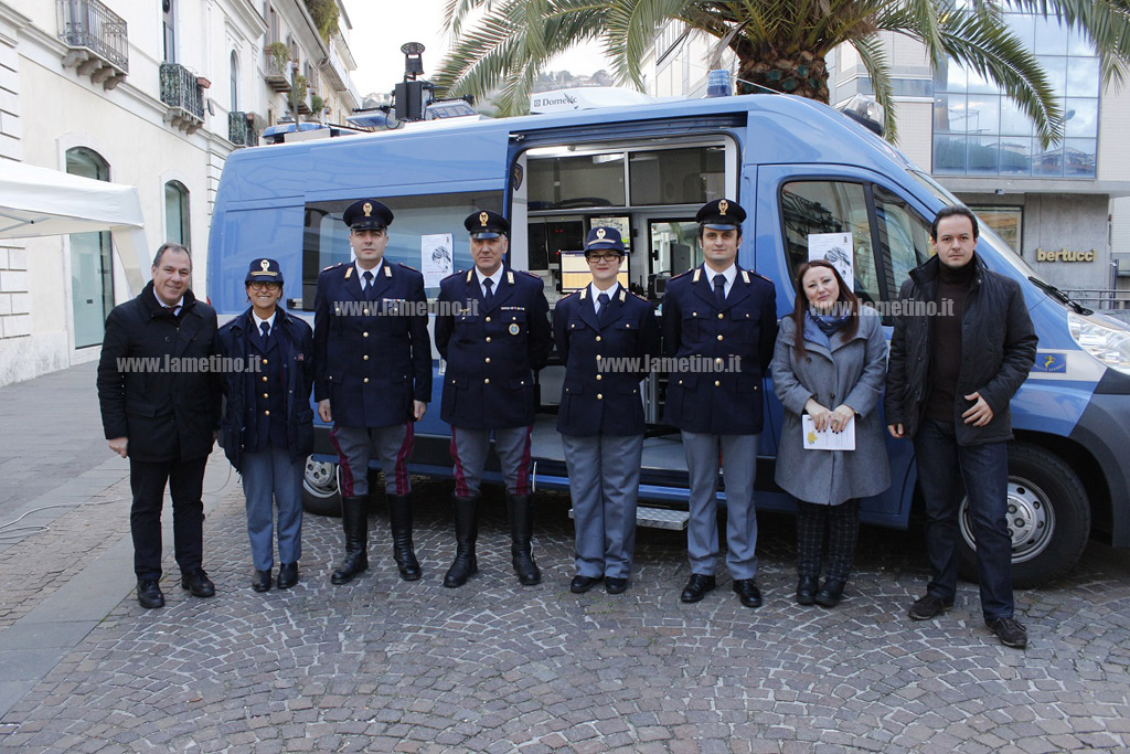 Lamezia: “Questo non è amore”, il camper della Polizia contro la violenza sulle donne