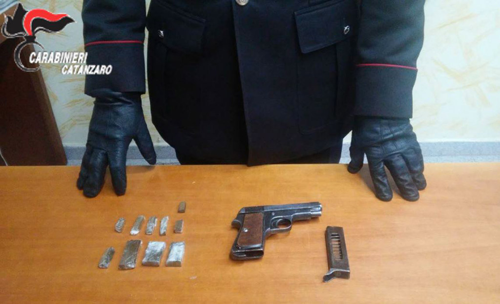 Pistola e droga in casa, trentenne arrestato a Belcastro 