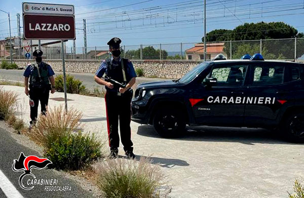 Picchia e minaccia la madre con un coltello, arrestato 42enne a Motta San Giovanni 