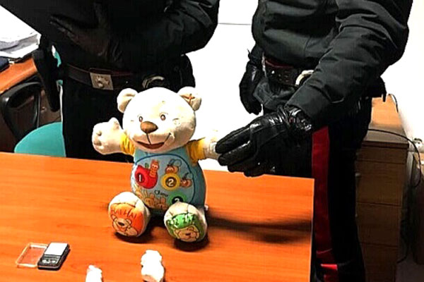 Controlli nel cosentino: trovata cocaina nascosta in un peluche, denunciato anche 33enne lametino per possesso metadone