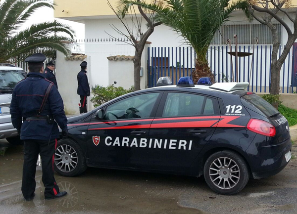 Calabria: Carabinieri sorprendono ladro depredare magazzino, arrestato  