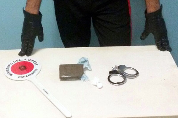 Hashish e cocaina nel giardino del circolo, un arresto a Petilia
