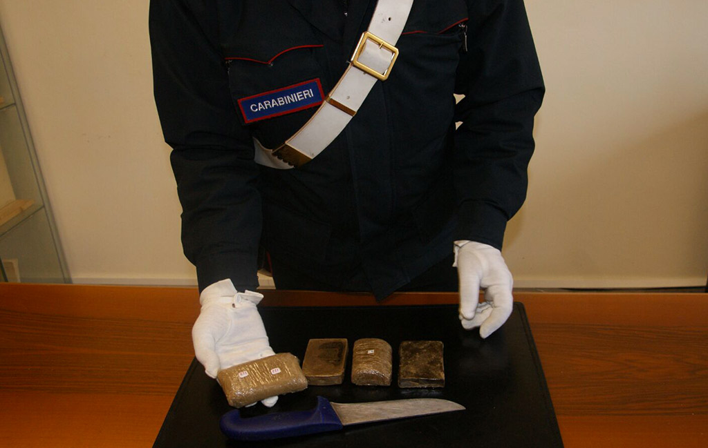 In auto con 400 grammi di hashish, due arresti a Sellia Marina 