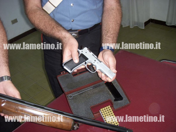 Carabinieri-spari-villaggio2.jpg