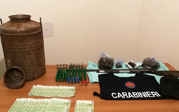 Rinvenute armi, stupefacenti e denaro a Mammola: sequestrati