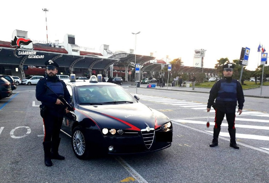 Lamezia: sfonda finestrino di auto parcheggiata all’aeroporto e ruba borsa, arrestato 25enne