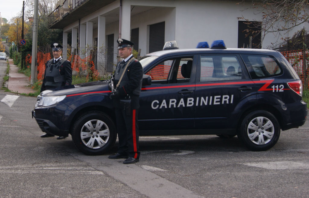 Ubriaco maltrattava la moglie e distruggeva casa davanti ai figli, arrestato 43enne nel catanzarese