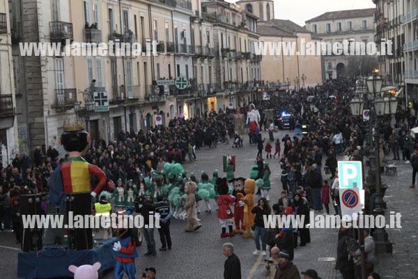Lamezia: I Giganti dell’Allegria sfilano per le vie del centro