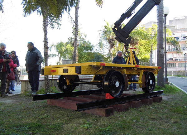 Associazione Ferrovie in Calabria: ristrutturato storico carrello ferroviario stazione Soverato